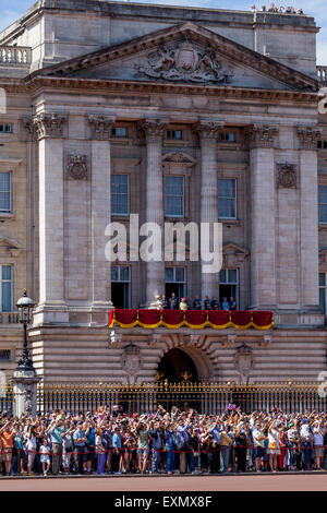 La famille royale britannique debout sur le balcon de Buckingham Palace, Londres, Angleterre Banque D'Images