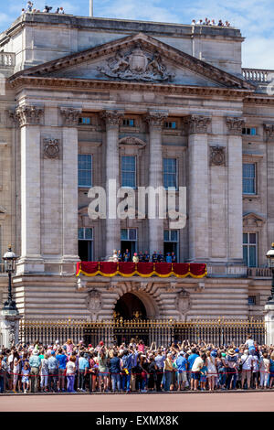 La famille royale britannique debout sur le balcon de Buckingham Palace, Londres, Angleterre Banque D'Images