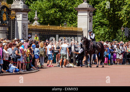 Une femme âgée s'effondre à l'extérieur de Buckingham Palace lors de la bataille d'Angleterre 70e anniversaire Fly-Past, Londres, Angleterre Banque D'Images