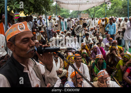 Chitrakoot Dham, Inde. 15 juillet, 2015. Les agriculteurs appartenant à l'Bundelkhand Kisan(agriculteurs) syndicat affilié à l'union des agriculteurs de l'Inde, ont eu recours à un jour dans l'agitation du piquetage sept districts de l'Uttar Pradesh Bundelkhand-Banda, Chitrakoot, Hamirpur, Jalaun, Jhansi, Lalitpur et Mahoba contre l'administration de district du gouvernement de l'État et de gouvernement de l'Inde de mettre un terme à la corruption plus de relief fund délivré aux agriculteurs. En 2009, de l'Uttar Pradesh a reçu 3 506 crores rs.dans le cadre d'un rs.7 266 crores Bundelkhand package à partir du centre, mais Bhaiya dit que l'argent a profité des entrepreneurs, pas des agriculteurs. Banque D'Images