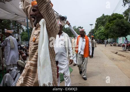 Chitrakoot Dham, Inde. 15 juillet, 2015. Les agriculteurs appartenant à l'Bundelkhand Kisan(agriculteurs) syndicat affilié à l'union des agriculteurs de l'Inde, ont eu recours à un jour dans l'agitation du piquetage sept districts de l'Uttar Pradesh Bundelkhand-Banda, Chitrakoot, Hamirpur, Jalaun, Jhansi, Lalitpur et Mahoba contre l'administration de district du gouvernement de l'État et de gouvernement de l'Inde de mettre un terme à la corruption plus de relief fund délivré aux agriculteurs. En 2009, de l'Uttar Pradesh a reçu 3 506 crores rs.dans le cadre d'un rs.7 266 crores Bundelkhand package à partir du centre, mais Bhaiya dit que l'argent a profité des entrepreneurs, pas des agriculteurs. Banque D'Images