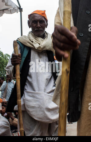 Chitrakoot Dham, Inde. 15 juillet, 2015. Les agriculteurs appartenant à l'Bundelkhand Kisan(agriculteurs) syndicat affilié à l'union des agriculteurs de l'Inde, ont eu recours à un jour dans l'agitation du piquetage sept districts de l'Uttar Pradesh Bundelkhand-Banda, Chitrakoot, Hamirpur, Jalaun, Jhansi, Lalitpur et Mahoba contre l'administration de district du gouvernement de l'État et de gouvernement de l'Inde de mettre un terme à la corruption plus de relief fund délivré aux agriculteurs. En 2009, de l'Uttar Pradesh a reçu 3 506 crores rs.dans le cadre d'un rs.7 266 crores Bundelkhand package à partir du centre, mais Bhaiya dit que l'argent a profité des entrepreneurs, pas des agriculteurs. Banque D'Images