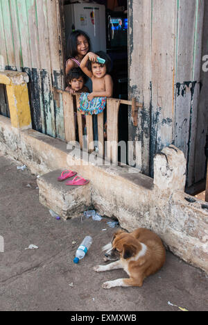 Port d'Altamira, l'État de Para au Brésil. Accueil pauvres avec enfants et chien. Banque D'Images