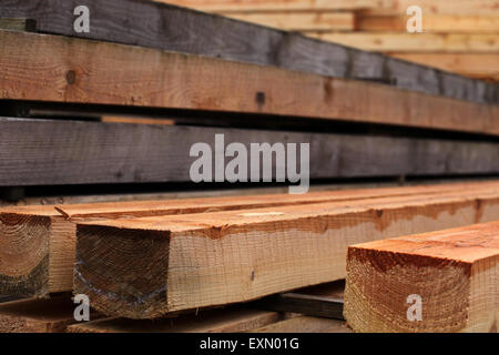 Pile de bois - goujons en chantier de bois. Bois Bois de construction. Banque D'Images