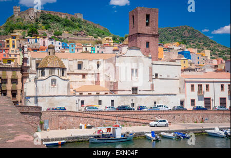 Belle Ville de Bosa en Sardaigne, Italie Banque D'Images