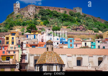 Belle Ville de Bosa en Sardaigne, Italie Banque D'Images