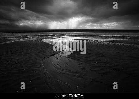 L'approche de pluie Plage Burnham. Le Somerset. UK. Banque D'Images