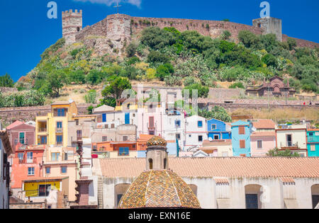 Belle Ville de Bosa en Sardaigne, Italie Banque D'Images