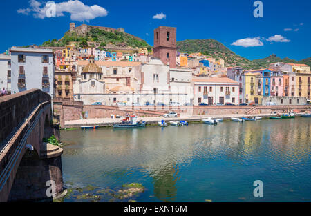 Belle Ville de Bosa en Sardaigne, Italie Banque D'Images