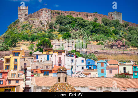 Belle Ville de Bosa en Sardaigne, Italie Banque D'Images