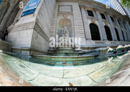 La fontaine de vérité à l'entrée de la Bibliothèque publique de New York s'écoule avec l'eau le vendredi, Juillet 10, 2015. La beauté et la vérité, par Frederick MacMonnies, qui serre-livre l'entrée de la bibliothèque, ont été mis sous tension après avoir été fermée depuis 1986. La restauration a été financée par un don qui a payé pour de nouvelles infrastructures. (© Richard B. Levine) Banque D'Images