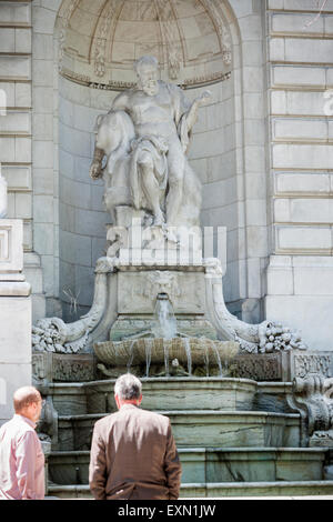 La fontaine de vérité à l'entrée de la Bibliothèque publique de New York s'écoule avec l'eau le vendredi, Juillet 10, 2015. La beauté et la vérité, par Frederick MacMonnies, qui serre-livre l'entrée de la bibliothèque, ont été mis sous tension après avoir été fermée depuis 1986. La restauration a été financée par un don qui a payé pour de nouvelles infrastructures. (© Richard B. Levine) Banque D'Images