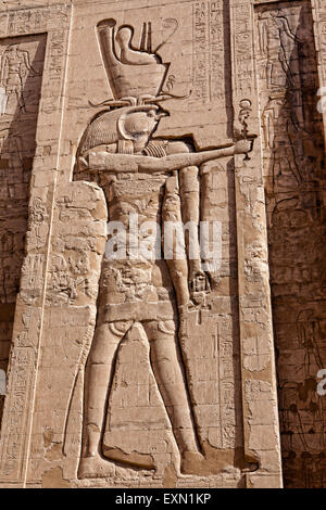 Sculptures antiques trouvés sur les murs du temple de Idfu en Égypte. Banque D'Images