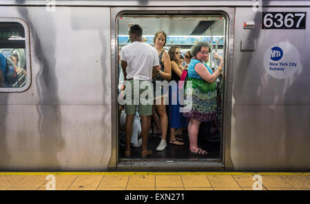 Les passagers s'entassent dans une rame de métro à New York le dimanche, Juillet 12, 2015. Le service de fin de semaine pour les voyageurs se compose de moins de trains et les interruptions de service pour cause de maintenance. (© Richard B. Levine) Banque D'Images