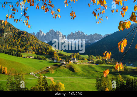 Le village de montagne et l'église de Saint Magdalena (Santa Maddalena) dans le Villnösstal (Val di Funes) dans le Tyrol du Sud en Italie. Banque D'Images