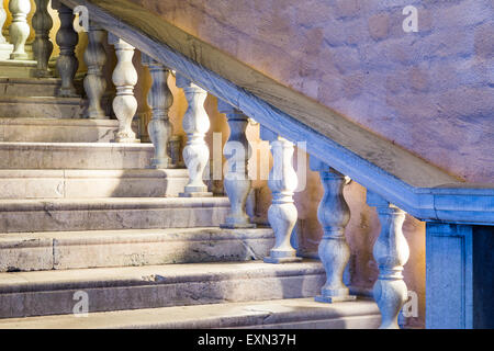 Un escalier en marbre blanc Banque D'Images