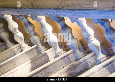 Un escalier en marbre blanc Banque D'Images