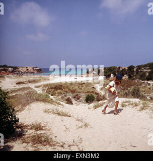 Ein Tag am Strand auf der Cala Saona Formentera, Ibiza 1976. Une journée à la plage de Cala Saona sur l'île de Formentera, Ibiza 1976. Banque D'Images