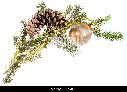 Détail de cadre de noël - branche de sapin avec cône et ballon d'or sur fond blanc Banque D'Images