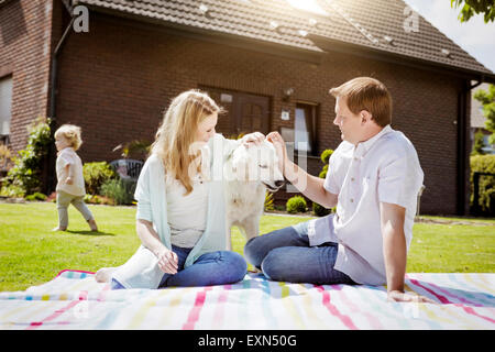 Famille avec chien dans leur jardin Banque D'Images