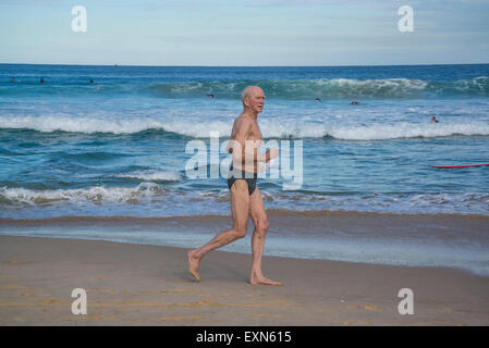 Homme plus âgé en marche, Bondi Beach, Sydney, Australie Banque D'Images