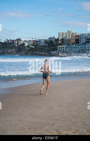 Homme plus âgé en marche, Bondi Beach, Sydney, Australie Banque D'Images