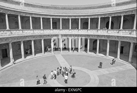 GRANADA, ESPAGNE - 30 MAI 2015 : Les colonnes et l'atrium du palais de l'Alhambra de Charles V. Banque D'Images