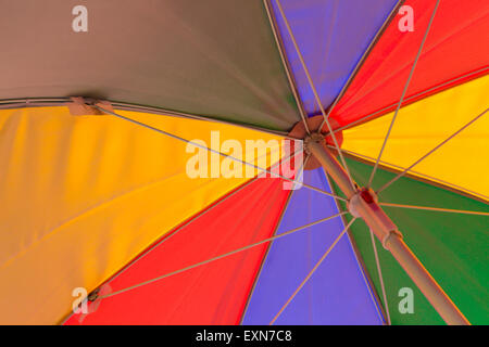 Une couleur arc-en-ciel colorés parapluie de plage vue d'en bas Banque D'Images