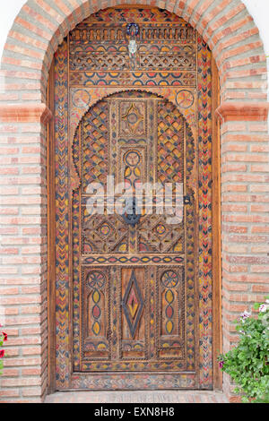 GRANADA, ESPAGNE - 30 MAI 2015 : La porte de chambre de style mudéjar. Banque D'Images