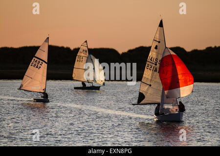 GP 14 pieds canot rasé, encroisé, rasé à Merseyside, Royaume-Uni. Crépuscule menace pour les concurrents dans la course de 24 heures de Southport. Une course nationale d'endurance à la voile pour les canots à deux mains, avec jusqu'à 70 équipages de bateaux Firefly, Lark, Enterprise et GP 14 en compétition. La course épuisante, qui est organisée par le West Lancs Yacht Club, commence à 12 heures le samedi avec les concurrents qui font la course sans arrêt sur leurs dinghies, autour du lac marin de la station se terminant à midi 24 heures plus tard. Les habiletés de voile et l'endurance sont mises à l'épreuve pendant les 12 heures d'obscurité. Banque D'Images