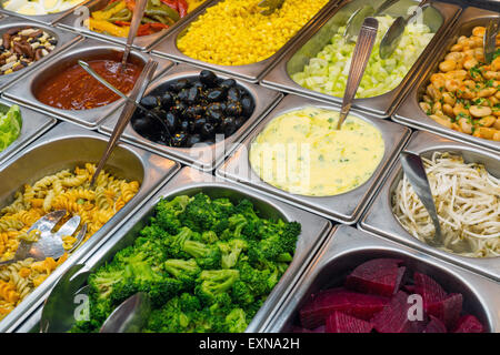 Détail d'un beau buffet de salades avec un grand choix Banque D'Images