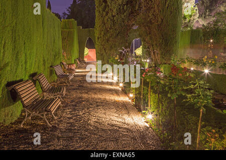 GRANADA, ESPAGNE - 30 MAI 2015 : Les jardins Generalife de l'Alhambra au crépuscule. Banque D'Images