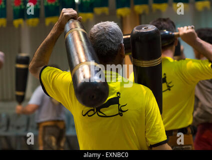 Les hommes armés de clubs en bois lors du traditionnel Sport Du Zurkhaneh, Province d'Ispahan, Kashan, Iran Banque D'Images