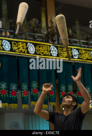 Les hommes armés de clubs en bois lors du traditionnel Sport Du Zurkhaneh, Province d'Ispahan, Kashan, Iran Banque D'Images