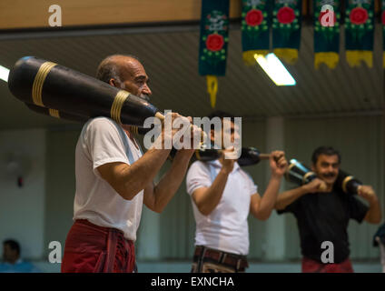 Les hommes armés de clubs en bois lors du traditionnel Sport Du Zurkhaneh, Province d'Ispahan, Kashan, Iran Banque D'Images