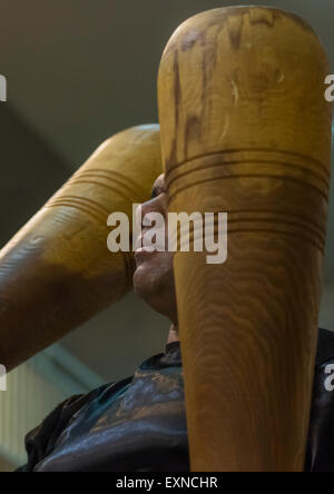 Homme armé Clubs en bois lors du traditionnel Sport Du Zurkhaneh, Province d'Ispahan, Kashan, Iran Banque D'Images