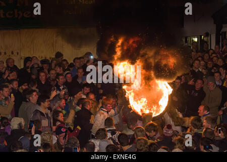 Grand men's barrel en cours au travers des foules sur la place pour marquer le Bonfire Night, 5 novembre, à la tar de barils festival, Honiton, Devon, Angleterre Banque D'Images