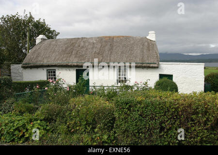 Maison irlandaise en pierre blanchie à blanc, au toit de chaume, à St John's point, Dunkineely, Co Donegal, Irlande Banque D'Images