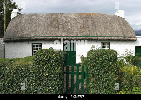 Maison irlandaise en pierre blanchie à blanc, au toit de chaume, à St John's point, Dunkineely, Co Donegal, Irlande Banque D'Images