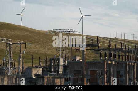 Pylônes transportant l'électricité produite à partir de centrale hydroélectrique de Rheidol et éoliennes à turbine éolienne de Rheidol,ferme,Pays de Galles,Powys, Banque D'Images