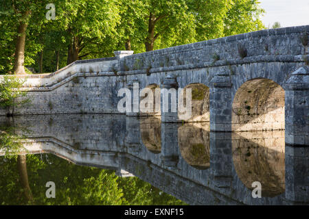 Vieux pont de pierre reflétant dans la rivière Cosson au Chateau de Chambord, Loire, France Banque D'Images