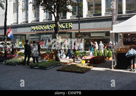 Plein air Street Market Fargate dans le centre-ville de Sheffield Shoppers Angleterre Royaume-Uni Banque D'Images