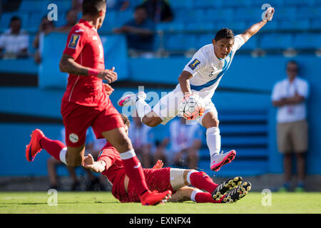 Charlotte, NC, USA. 15 juillet, 2015. Guatemala M Carlos Mejia (6) au cours de la Gold Cup de la CONCACAF phase groupe match entre Cuba et le Guatemala au stade Bank of America à Charlotte, NC. Jacob Kupferman/CSM/Alamy Live News Banque D'Images