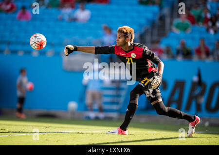 Charlotte, NC, USA. 15 juillet, 2015. Cuba G Diosvelis Guerra (21) au cours de la Gold Cup de la CONCACAF phase groupe match entre Cuba et le Guatemala au stade Bank of America à Charlotte, NC. Jacob Kupferman/CSM/Alamy Live News Banque D'Images