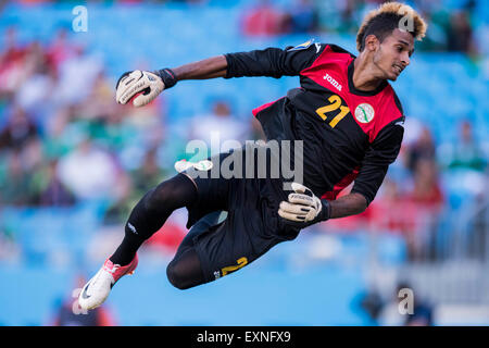 Charlotte, NC, USA. 15 juillet, 2015. Cuba G Diosvelis Guerra (21) au cours de la Gold Cup de la CONCACAF phase groupe match entre Cuba et le Guatemala au stade Bank of America à Charlotte, NC. Jacob Kupferman/CSM/Alamy Live News Banque D'Images