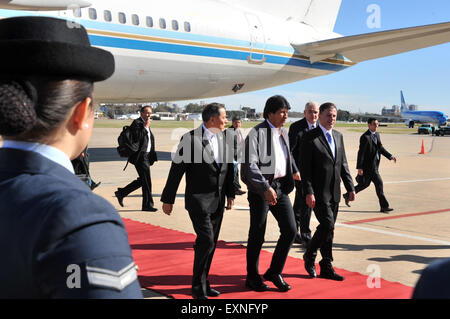 Buenos Aires, Argentine. 15 juillet, 2015. Le Président de la Bolivie Evo Morales (C) est accueilli dès son arrivée à Buenos Aires, Argentine, le 15 juillet 2015. Evo Morales s'est rendue en Argentine pour rencontrer son homologue Cristina Fernandez et lancer le Yaguacua-Tartagal d'interconnexion électrique. Credit : R. Zaconeta/ABI/Xinhua/Alamy Live News Banque D'Images