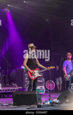 Great Tew, Oxfordshire, UK. 10 juillet, 2015. Henri Salvador sur scène à Cornbury festival 2015 Banque D'Images