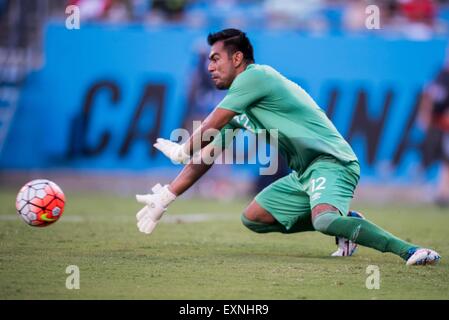 Charlotte, NC, USA. 15 juillet, 2015. Guatemala G Paulo Motta (12) au cours de la Gold Cup de la CONCACAF phase groupe match entre Cuba et le Guatemala au stade Bank of America à Charlotte, NC. Jacob Kupferman/CSM/Alamy Live News Banque D'Images