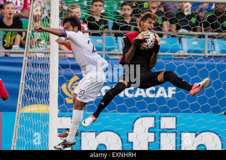 Charlotte, NC, USA. 15 juillet, 2015. Cuba G Diosvelis Guerra (21) au cours de la Gold Cup de la CONCACAF phase groupe match entre Cuba et le Guatemala au stade Bank of America à Charlotte, NC. Jacob Kupferman/CSM/Alamy Live News Banque D'Images