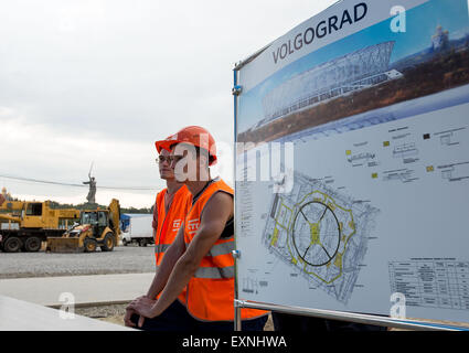 Volgograd. 15 juillet, 2015. Photo prise le 15 juillet 2015 montre des travailleurs sur le chantier de l'Arena victoire dans Volgograd, Russie. La Russie accueillera la Coupe du Monde de Football Coupe du tournoi en 2018. © Li Ming/Xinhua/Alamy Live News Banque D'Images